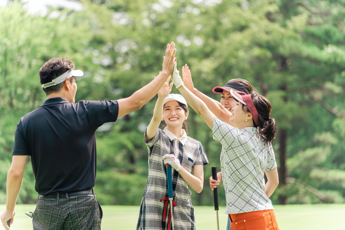 ゴルフを楽しむ人々